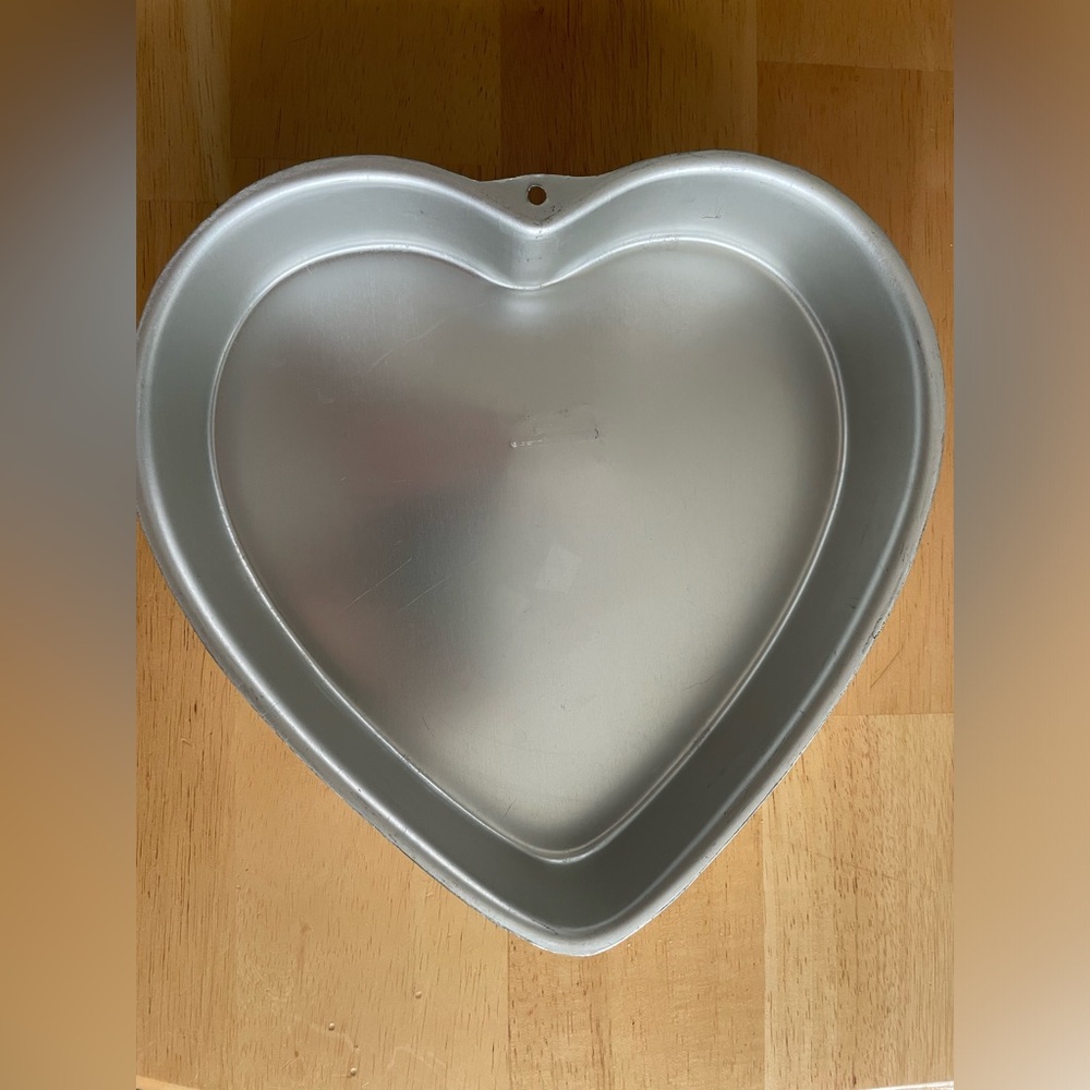 Vintage 1991 Wilton Heart-Shaped Bakeware 2105-5176 9” aluminum cake pan 🩶
